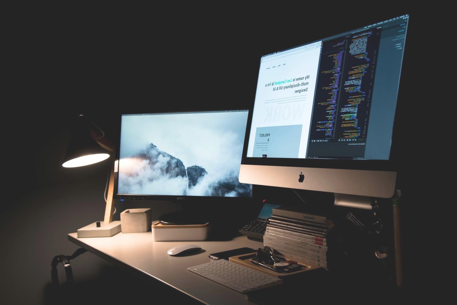 Studenti che lavorano su progetti Unity durante una sessione pratica