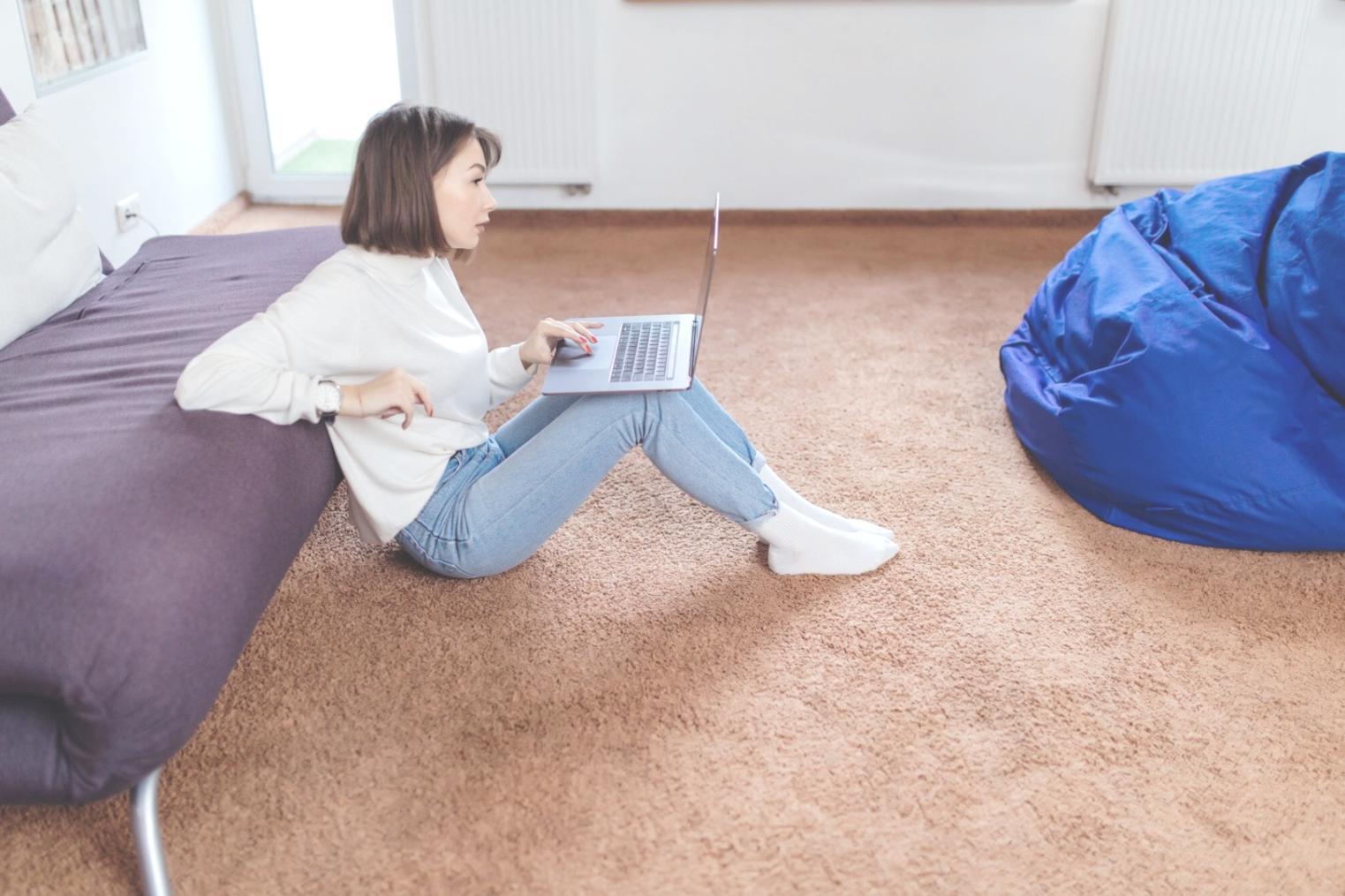 Studente che sviluppa un gioco mobile su computer